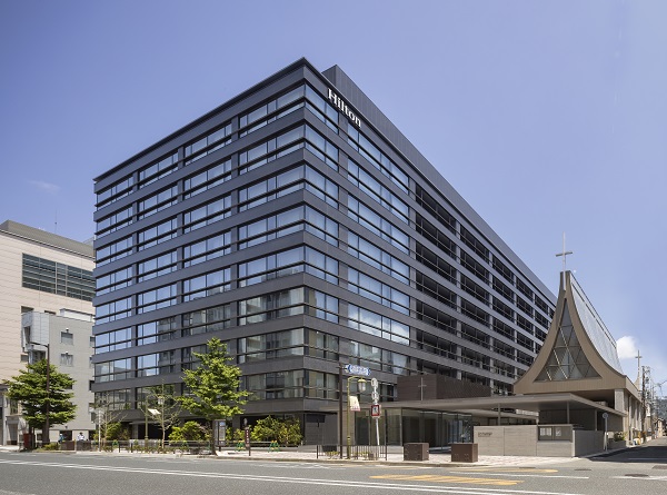 ホテル外観 ※写真中央の建物
